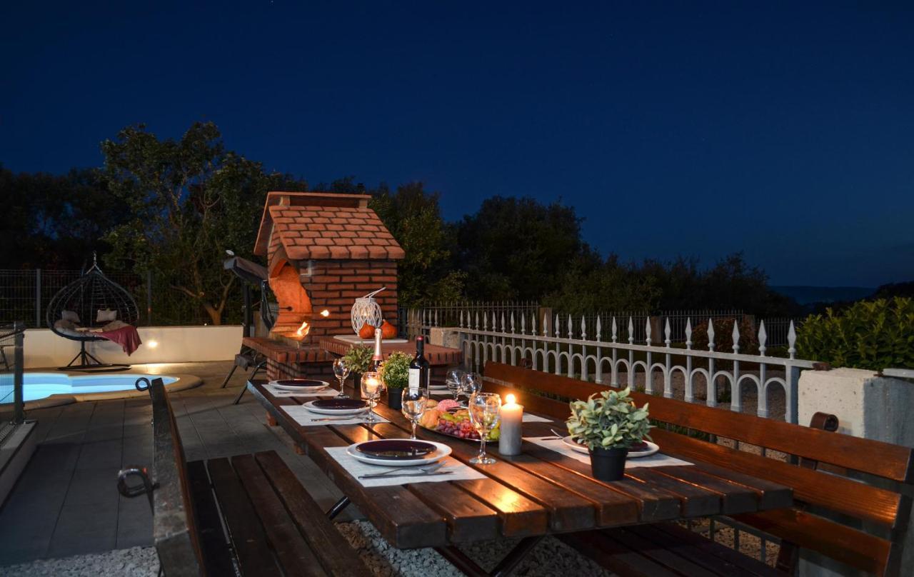Apartment With Heated Pool And Sea View Trogir Exterior foto