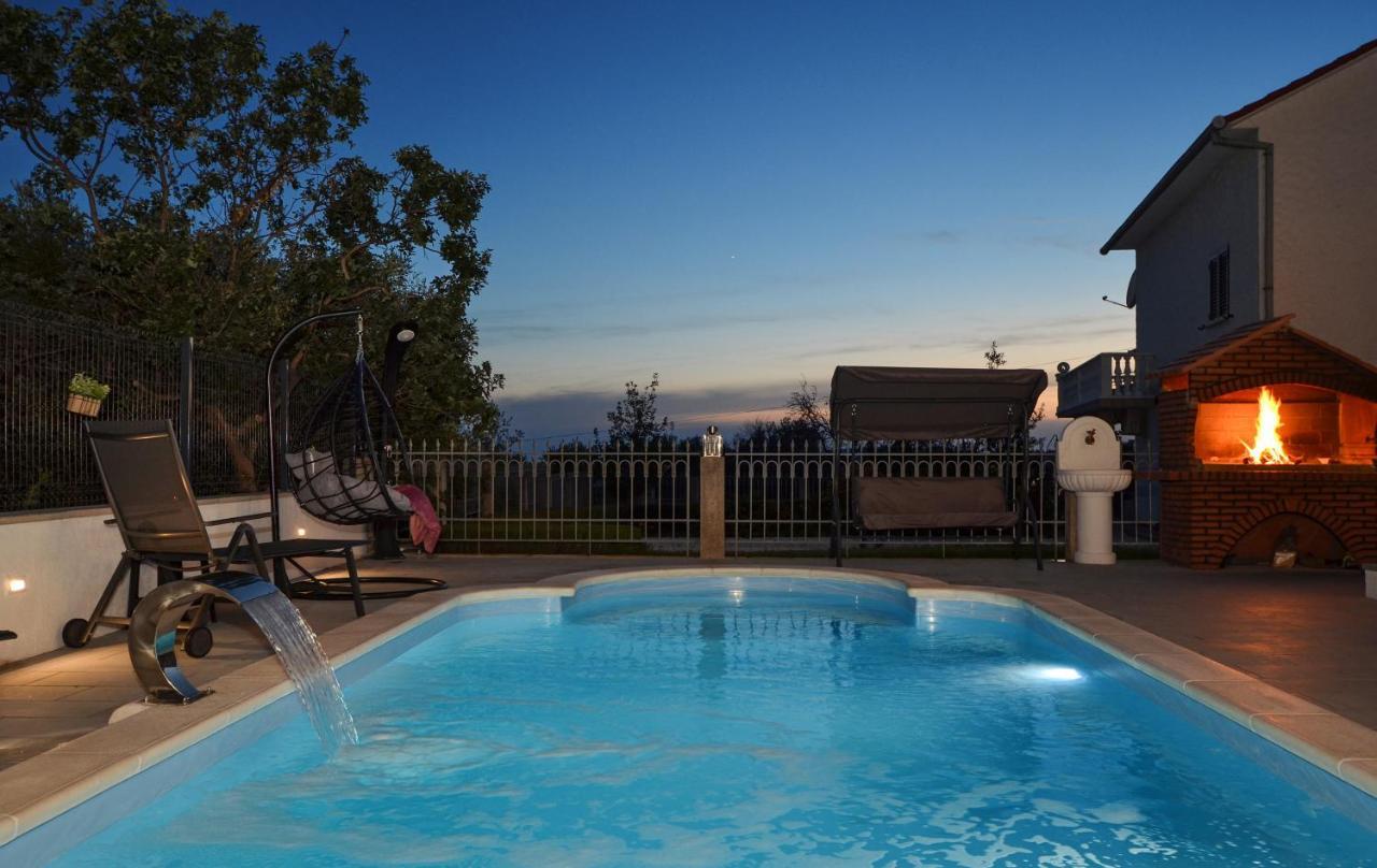 Apartment With Heated Pool And Sea View Trogir Exterior foto